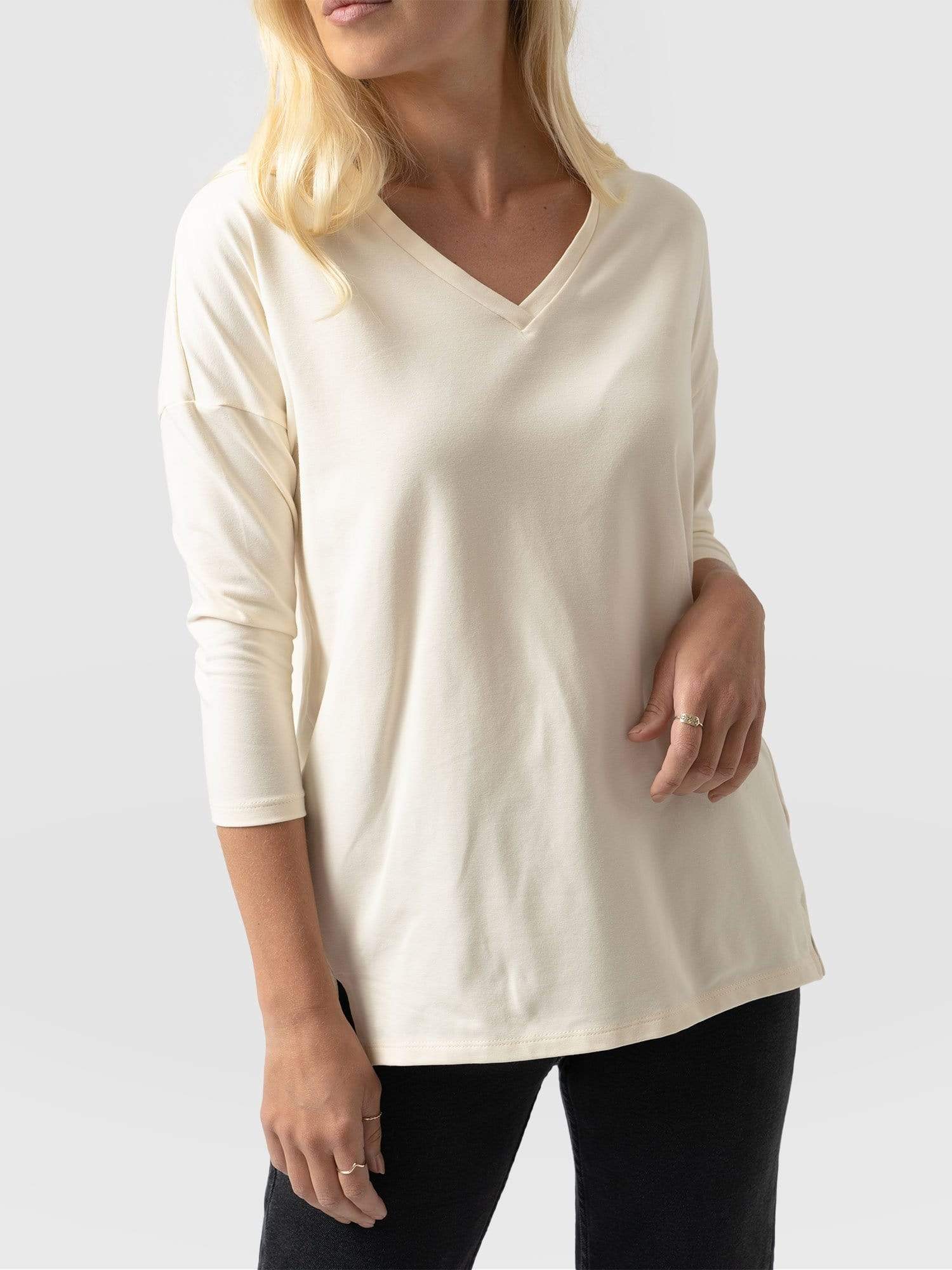V-Neck Tee Cream - Women's T-Shirts | Saint + Sofia® EU
